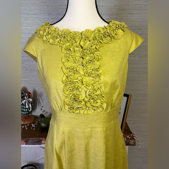 Taylor Women’s Green Linen Sleeveless Sheath Dress Ruffle Floral Detail Size 10 - Picture 2 of 6